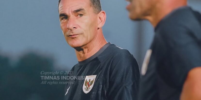 Gerald Vanenburg memimpin latihan Timnas Indonesia U-23.