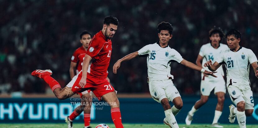 Jens Raven beraksi saat membela Timnas Indonesia U-23