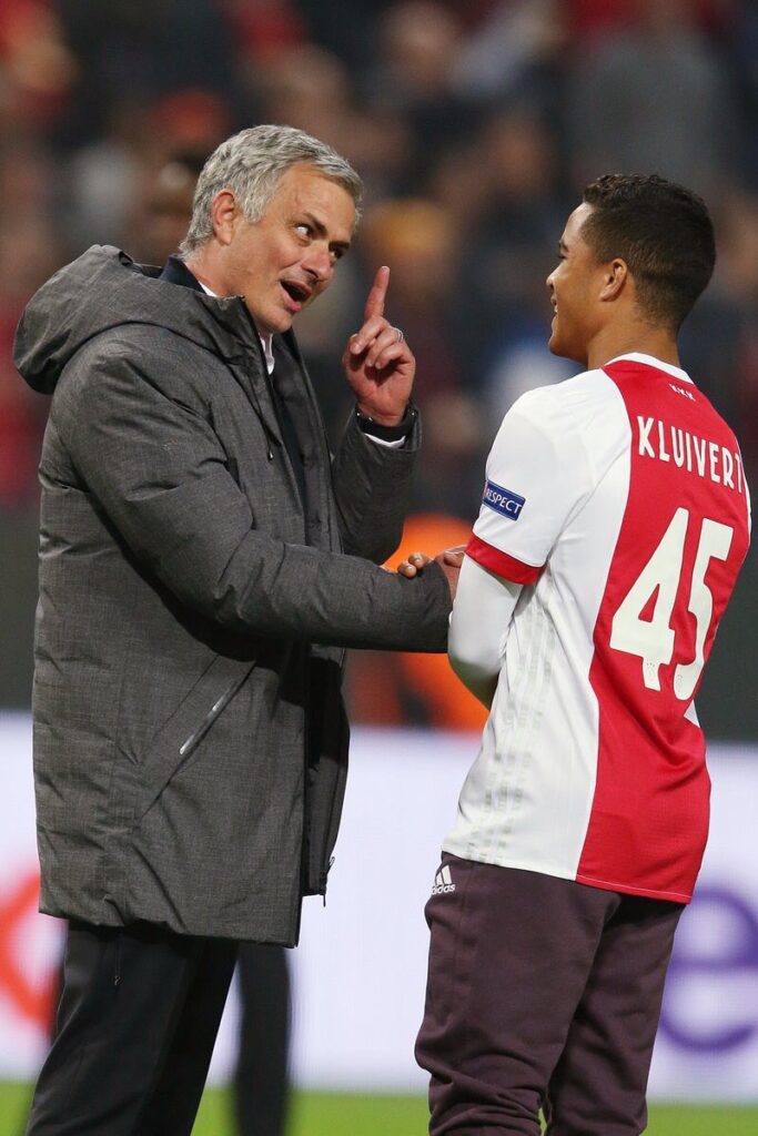 Jose Mourinho dan Justin Kluivert saat Ajax vs Manchester United 2018