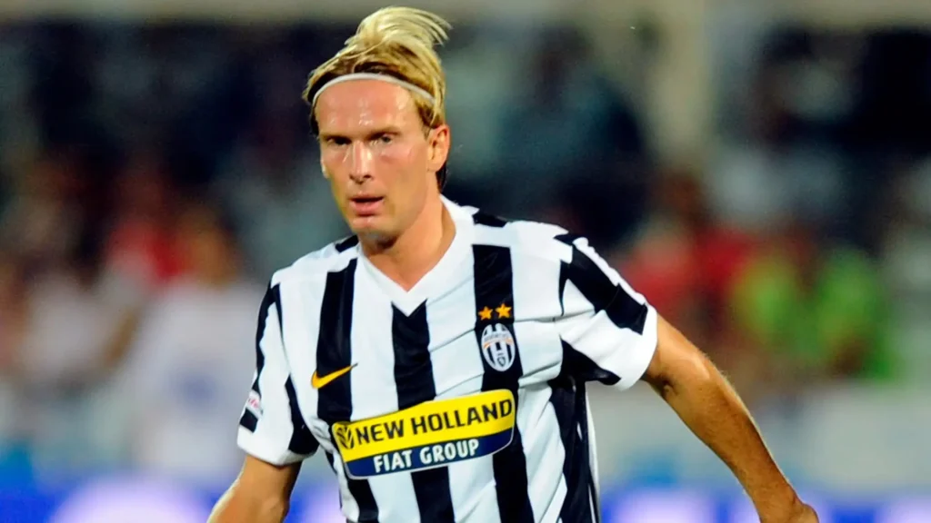 Christian Poulsen mengenakan seragam Juventus saat bertanding.