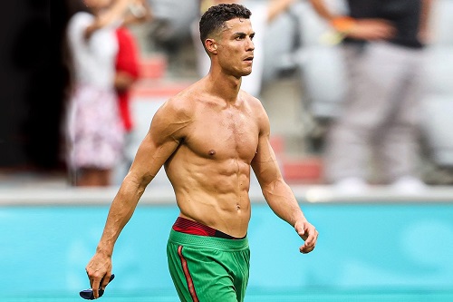 Cristiano Ronaldo menunjukkan tubuh atletis tanpa rokok