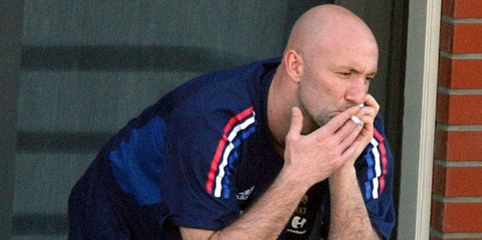 Fabien Barthez merokok mengenakan seragam timnas Prancis