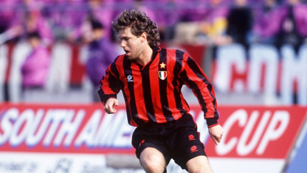 Florin Răducioiu saat membela AC Milan dengan seragam merah hitam legendaris.