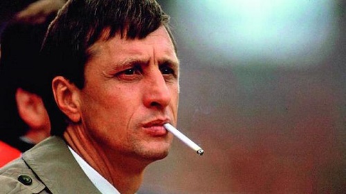 Johan Cruyff sedang merokok saat menjadi pelatih