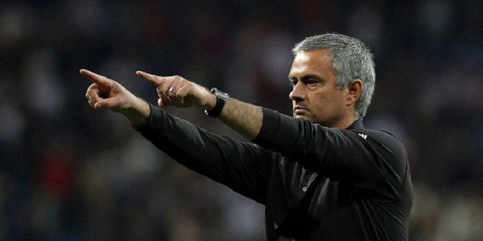 Jose Mourinho memberikan instruksi dari pinggir lapangan saat melatih tim elit Eropa.