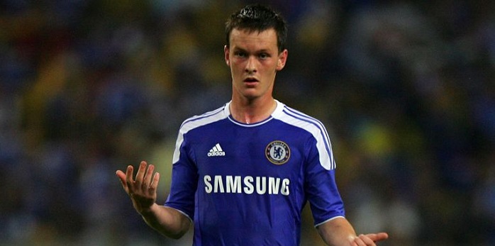 Josh McEachran mengenakan jersey Chelsea di awal kariernya.