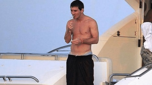 Lionel Messi terlihat memegang rokok di atas kapal