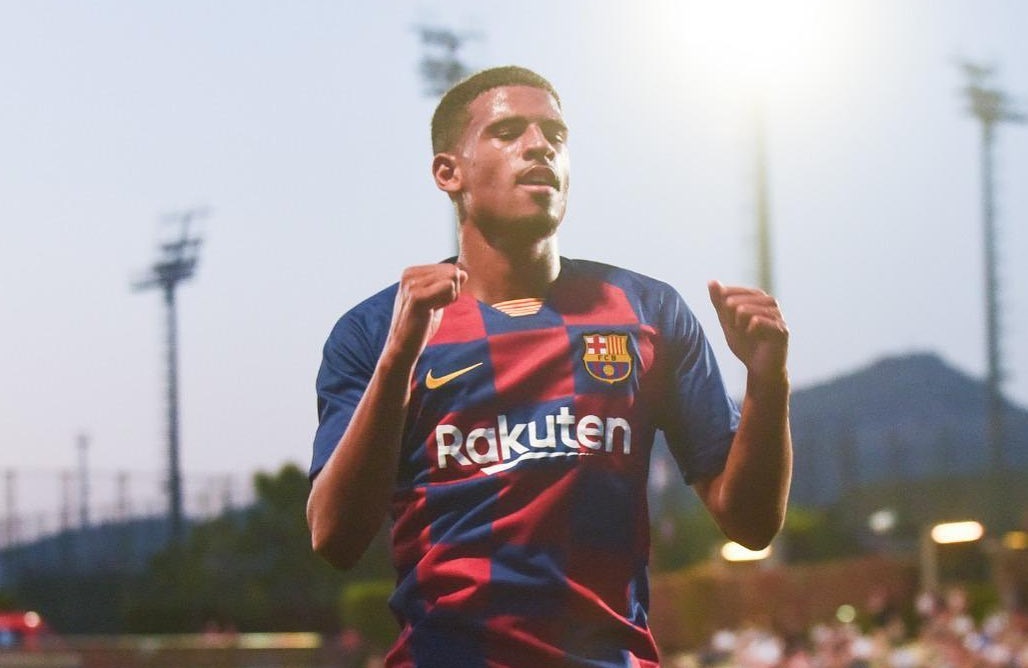Marcus McGuane merayakan gol bersama Barcelona.