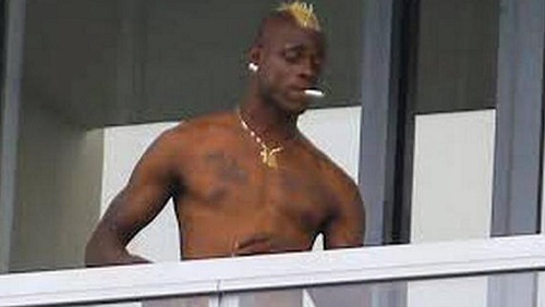 Mario Balotelli terlihat merokok di balkon apartemen