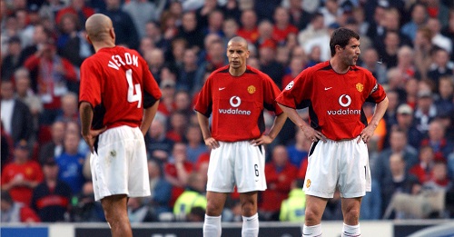 Roy Keane, Rio Ferdinand, dan Veron terlihat frustasi dalam pertandingan Manchester United