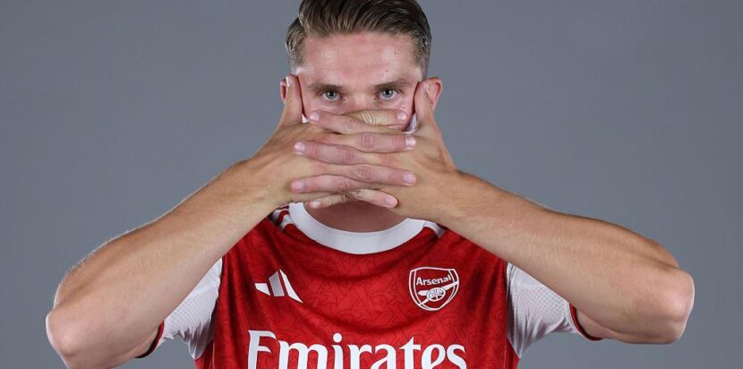 Viktor Gyokeres melakukan pose khas saat diperkenalkan sebagai pemain baru Arsenal musim 2025
