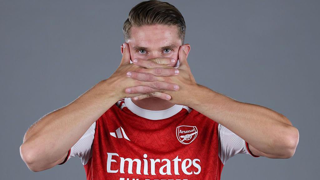 Viktor Gyokeres melakukan pose khas saat diperkenalkan sebagai pemain baru Arsenal musim 2025