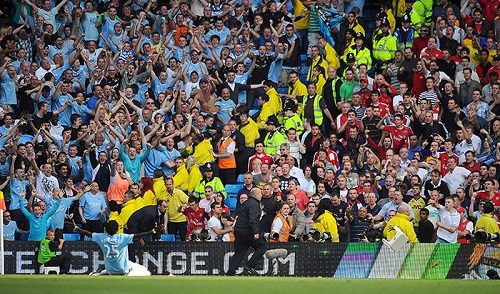 Emmanuel Adebayor merayakan gol bersama Manchester City setelah meninggalkan Arsenal.