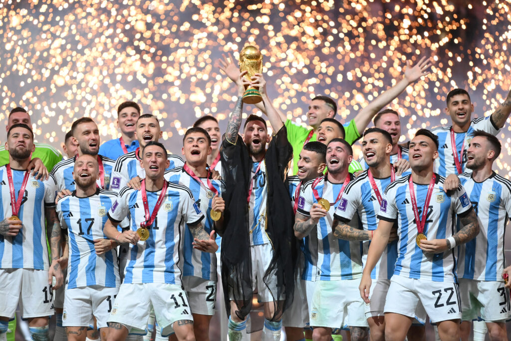 Timnas Argentina merayakan kemenangan Piala Dunia 2022 bersama Lionel Messi