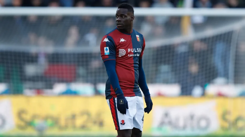 Mario Balotelli dalam seragam Genoa di Serie A 2025, tampil minim dan gagal mencetak gol sepanjang musim.
