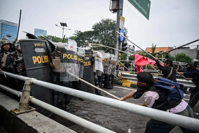 Massa aksi demo DPR di Jakarta bentrok dengan polisi.
