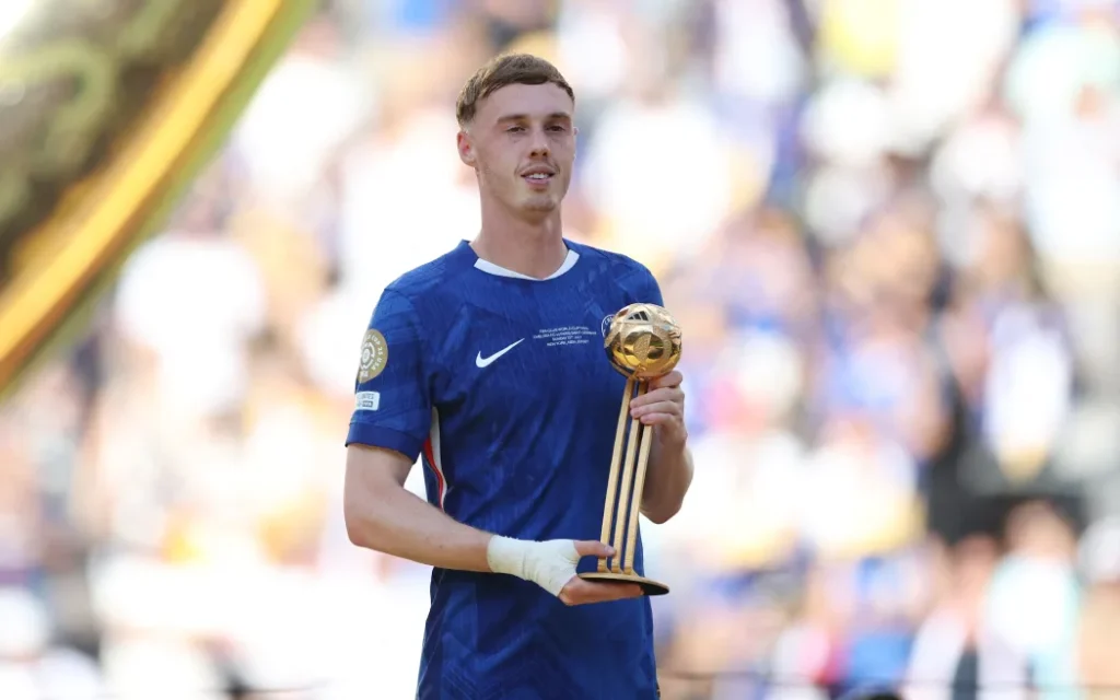 Cole Palmer mengangkat trofi Pemain Terbaik setelah tampil gemilang untuk Chelsea di final Piala Dunia Antarklub 2025.