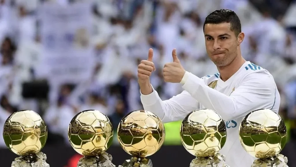 Cristiano Ronaldo berpose dengan lima trofi Ballon d’Or miliknya