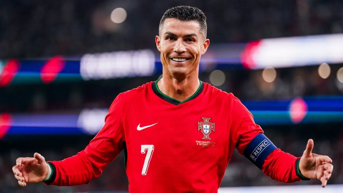 Cristiano Ronaldo mengenakan jersey Portugal, berikan komentar soal Ballon d’Or 2025