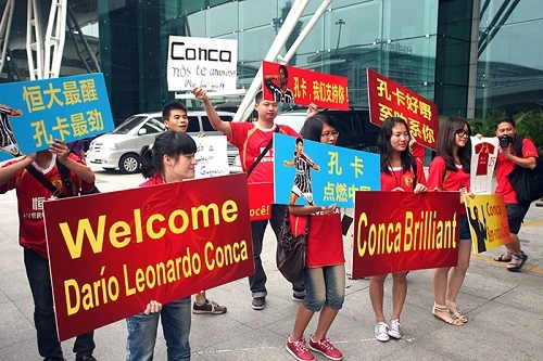 Fans Guangzhou Evergrande menyambut Dario Conca pemain Argentina dengan gaji termahal ketiga