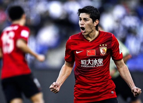 Dario Conca melakukan selebrasi gol bersama Guangzhou Evergrande