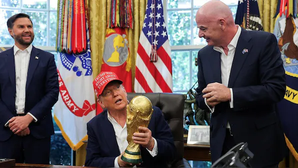 Donald Trump melihat trofi Piala Dunia FIFA dari dekat di Gedung Putih