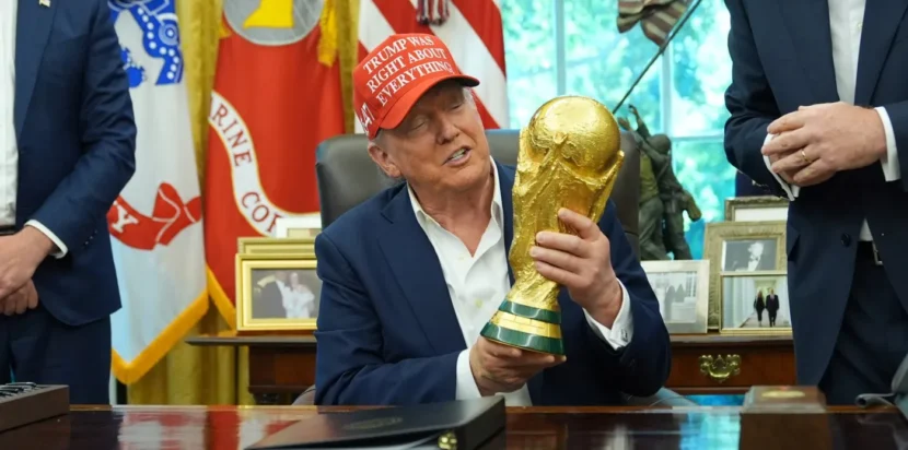 Donald Trump memegang trofi Piala Dunia FIFA di Gedung Putih
