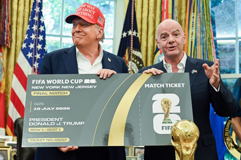 Donald Trump menerima tiket final Piala Dunia FIFA 2026