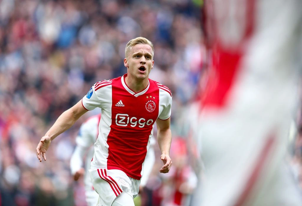 Donny van de Beek merayakan gol bersama Ajax Amsterdam