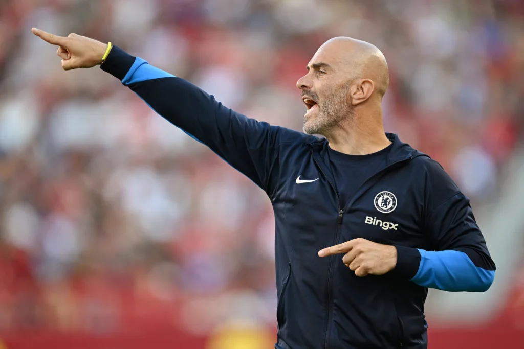 Pelatih Chelsea, Enzo Maresca, memberi instruksi tegas dari pinggir lapangan saat pertandingan Premier League.