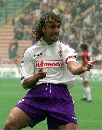 Gabriel Batistuta selebrasi setelah mencetak hat-trick ke gawang AC Milan pada 1998