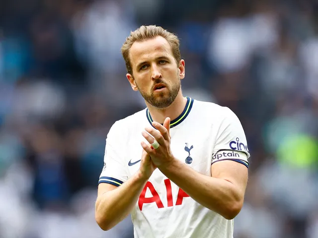 Harry Kane striker Tottenham Hotspur bertepuk tangan di lapangan