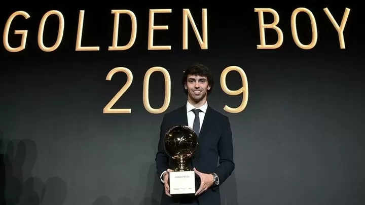 Joao Felix saat menerima penghargaan Golden Boy 2019, momen yang kini terasa ironi dalam kariernya.