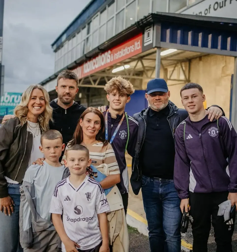 Kai Rooney berfoto bersama keluarganya dan rekan satu tim setelah pertandingan Manchester United U16.