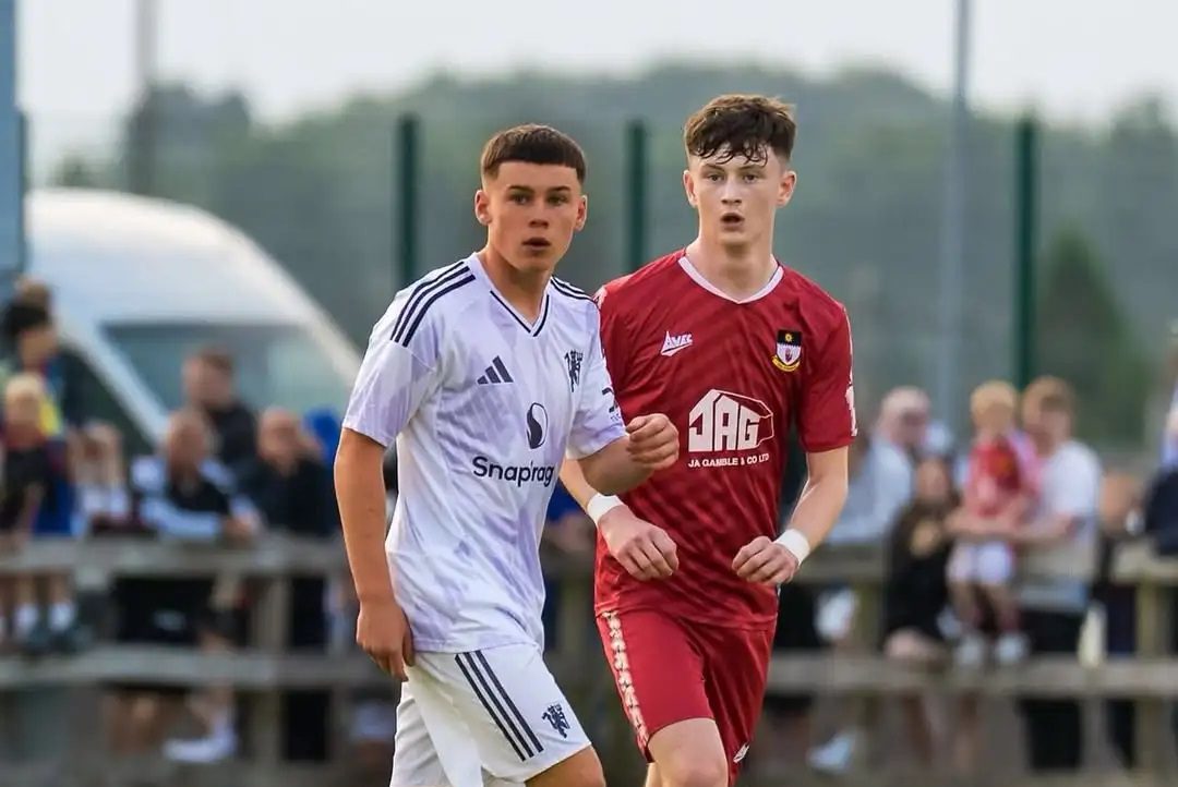 Kai Rooney mengenakan jersey putih Manchester United U16.