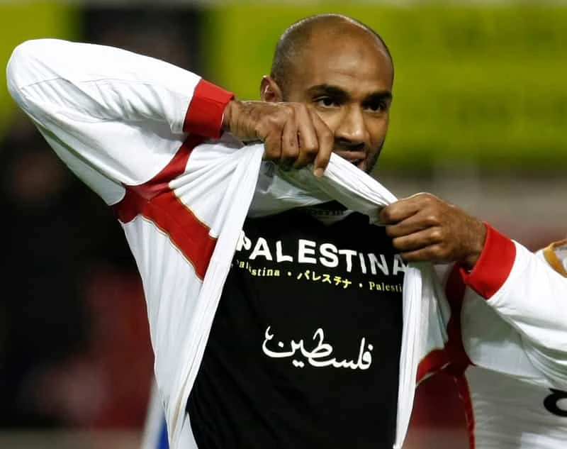 Kanoute menunjukkan kaos bertuliskan Palestina setelah mencetak gol.