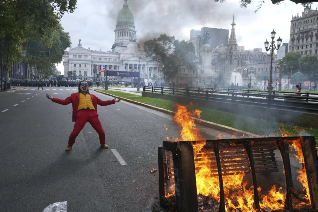 Massa demo Argentina membakar barikade di depan gedung parlemen Buenos Aires