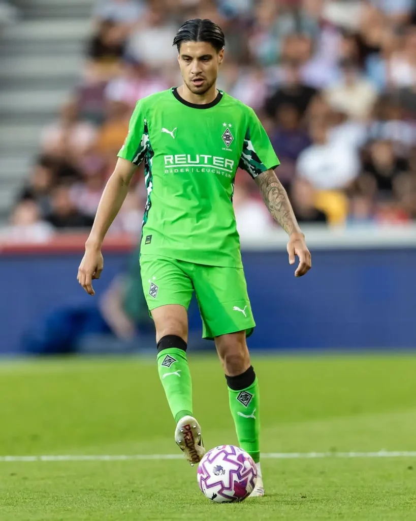 Kevin Diks saat Borussia Monchengladbach menghadapi Brentford dalam laga uji coba 2025.