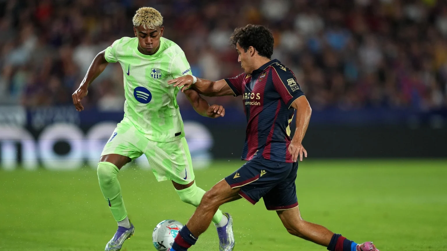 Lamine Yamal menggiring bola dalam laga Barcelona melawan Levante di La Liga 2025/26