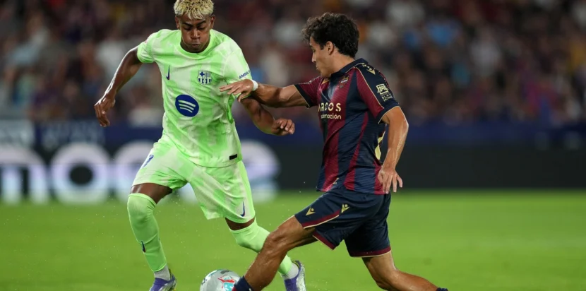 Lamine Yamal menggiring bola dalam laga Barcelona melawan Levante di La Liga 2025/26