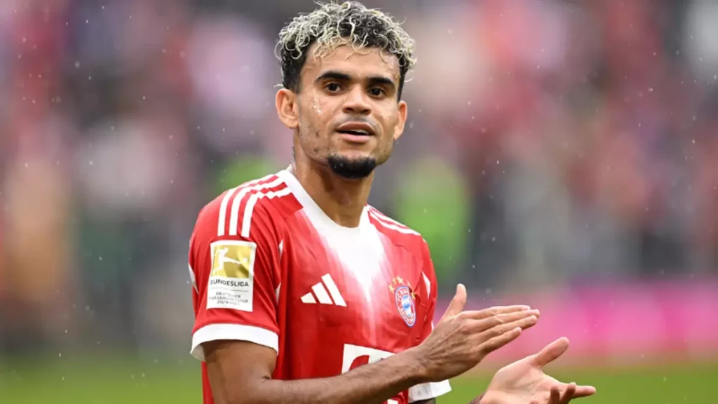 Luis Díaz mengenakan jersey Bayern Munich saat debut di Bundesliga.