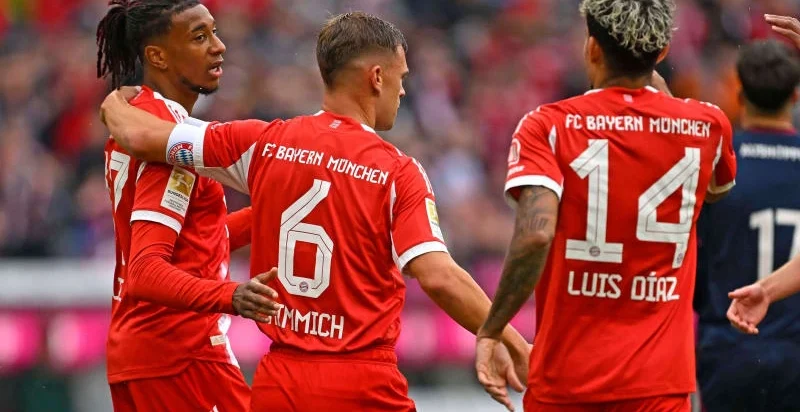 Luis Díaz, Joshua Kimmich, dan Michael Olise merayakan gol untuk Bayern Munchen.