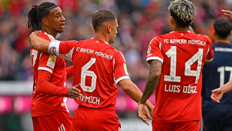 Luis Díaz, Joshua Kimmich, dan Michael Olise merayakan gol untuk Bayern Munchen.