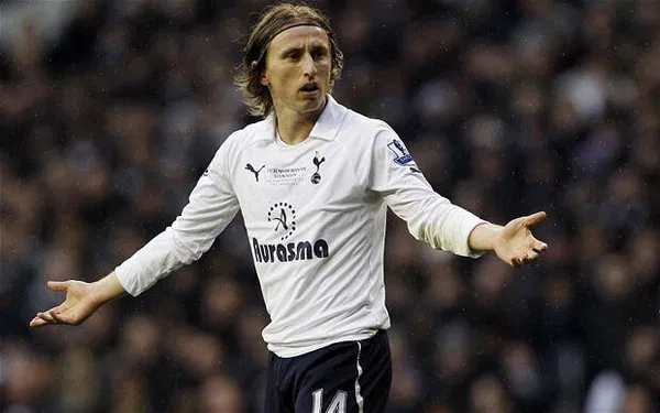 Luka Modric mengenakan jersey Tottenham Hotspur