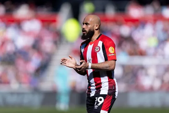 ryan Mbeumo mengenakan jersey Brentford