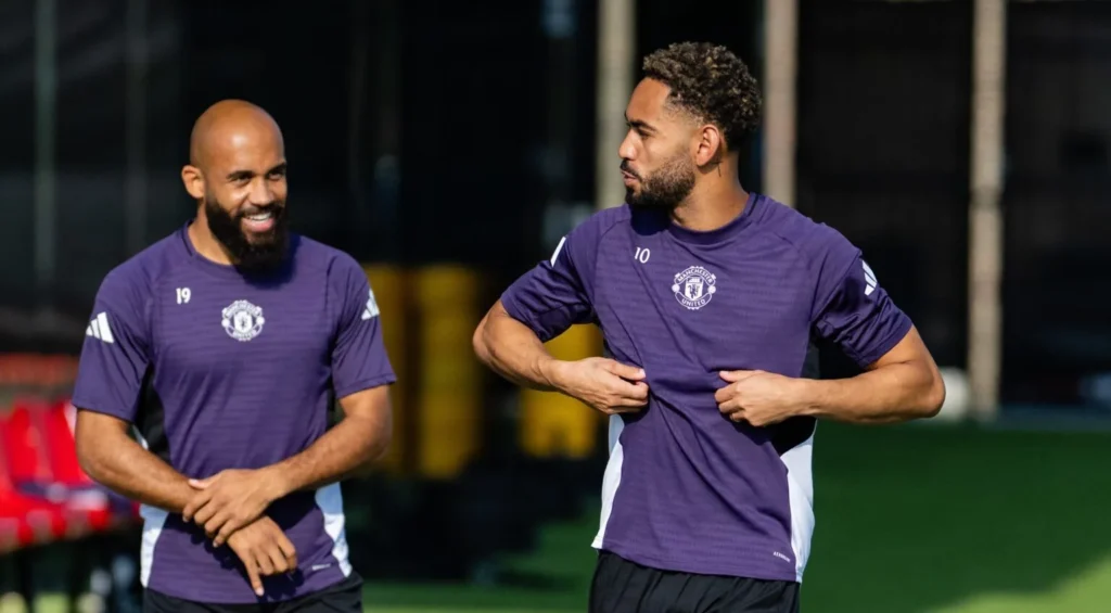 ryan Mbeumo dan Matheus Cunha tertawa bersama saat latihan Manchester United