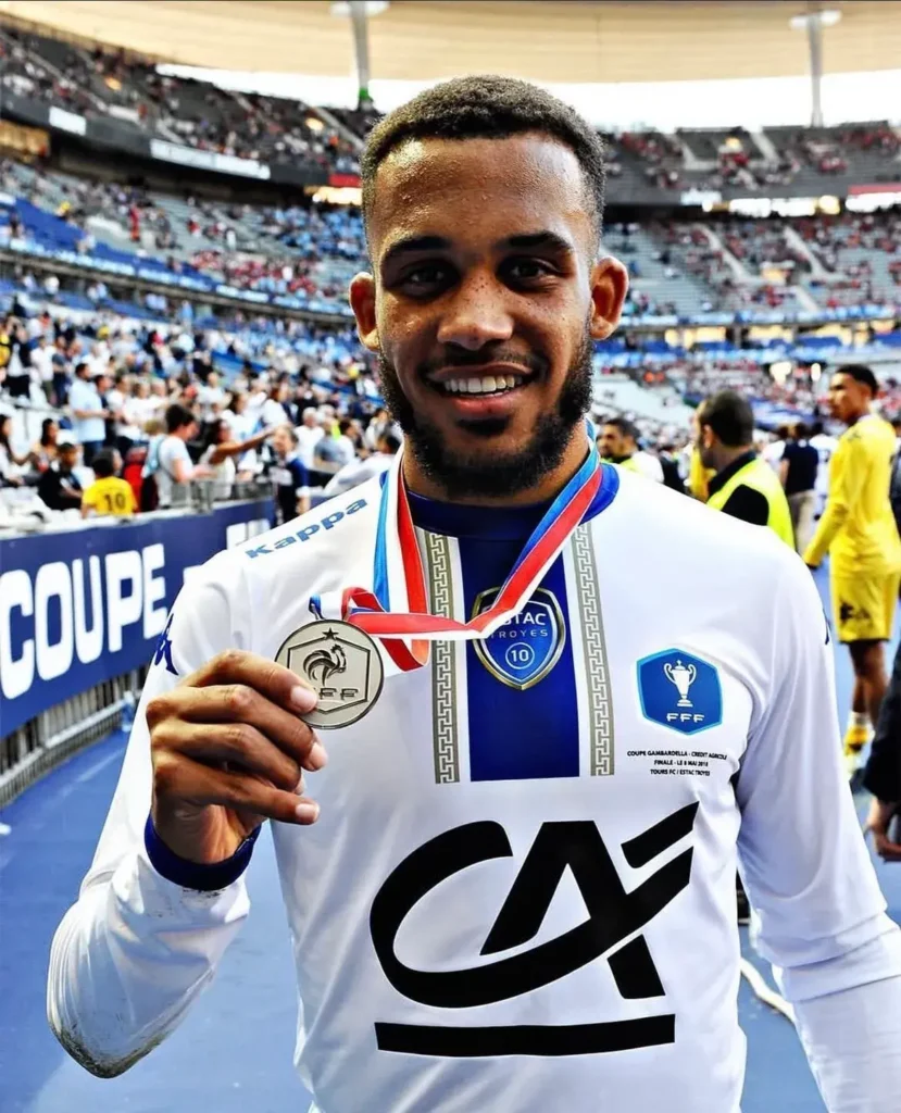 Bryan Mbeumo memamerkan medali usai final Coupe Gambardella bersama Troyes
