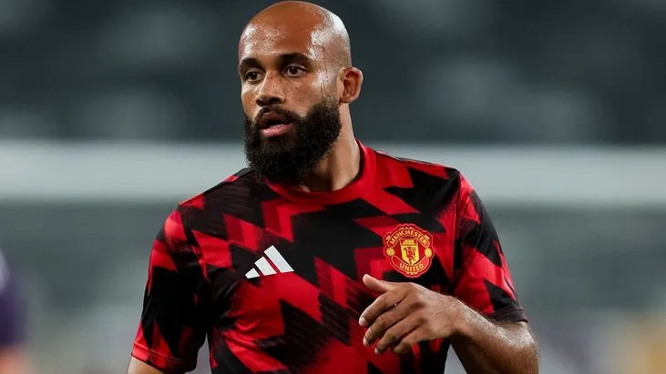 Bryan Mbeumo mengenakan jersey pra-musim Manchester United 2025