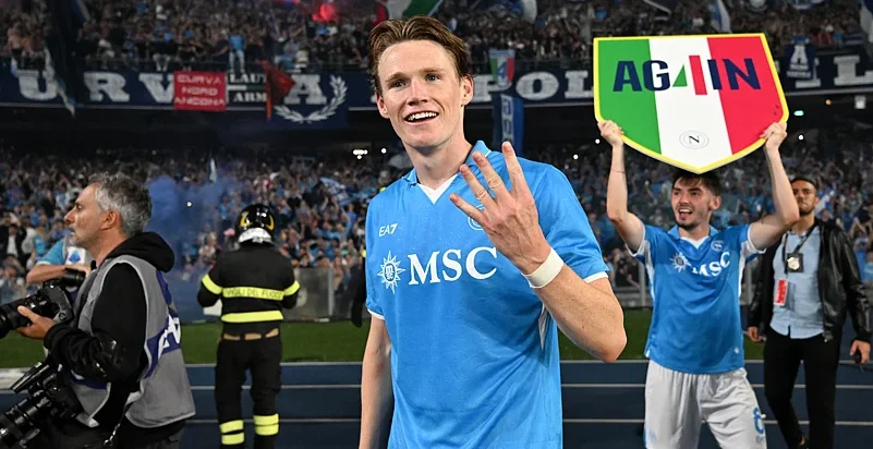 Scott McTominay menunjukkan angka empat sebagai simbol gelar keempat Napoli di Serie A, usai musim gemilangnya.