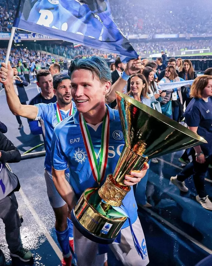 Scott McTominay merayakan gelar juara Serie A bersama Napoli setelah musim debut yang luar biasa.